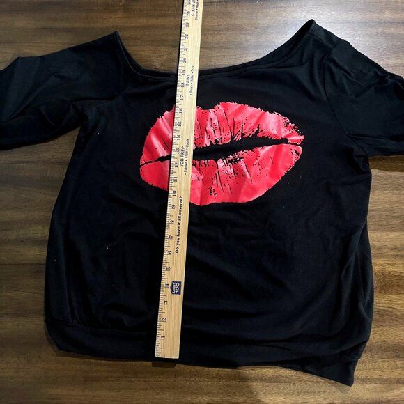 Shein Curve OXL Black Top With Red Lips Print - Picture 5 of 7